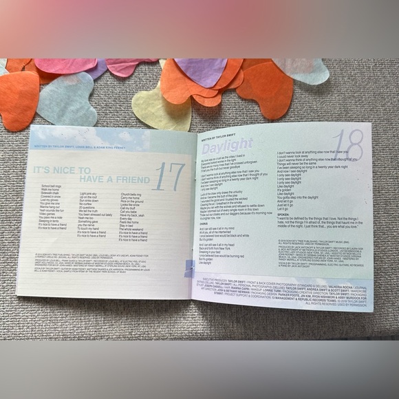 Taylor Swift signed Lover booklet with ME! cd - Picture 9 of 13